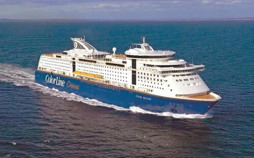 Kreuzfahrtschiff MS Color Fantasy auf offenem Meer.