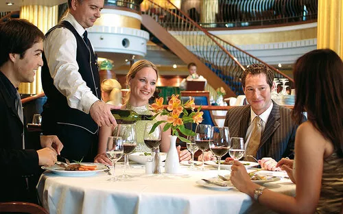 Eine Gruppe von Menschen speist elegant in einem Restaurant.