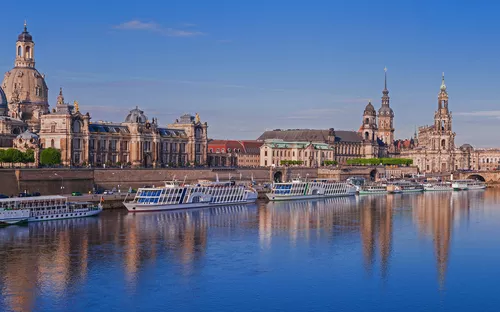 Stadtansicht von Dresden mit Elbe und historischen Gebäuden.