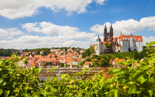 Panorama von Meissen, mit Albrechtsburg und Dom, bei sonnigem Wetter.