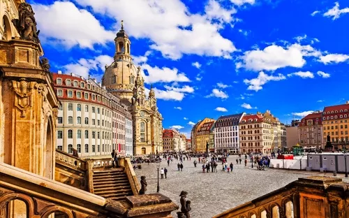 Historischer Platz in Dresden mit Frauenkirche, Menschen und barocken Gebäuden.
