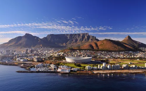 Kapstadt-Luftaufnahme mit Tafelberg im Hintergrund und Küste im Vordergrund