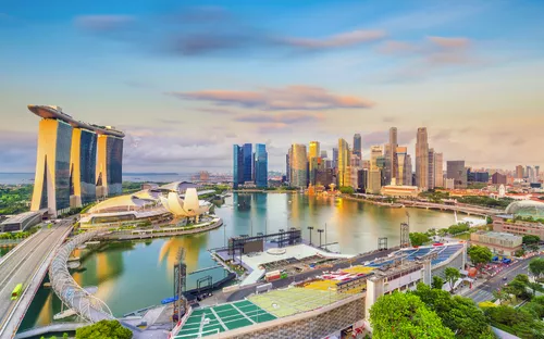 Panorama von Singapurs Marina Bay mit Skyline und blauem Himmel.
