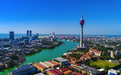 Skyline der Stadt Colombo in Sri Lanka mit dem Colombo Lotus Tower im Vordergrund.