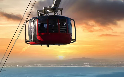 Seilbahn auf den Tafelberg mit Blick auf Kapstadt und den Atlantik bei Sonnenuntergang.