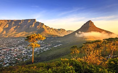 Blick auf den Tafelberg und Lions Head in Kapstadt bei Sonnenuntergang.