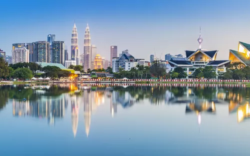 Kuala Lumpur Skyline mit See im Vordergrund bei Tag