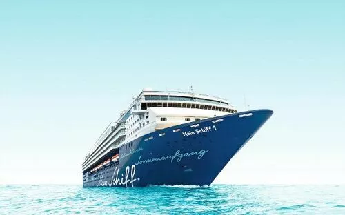 Kreuzfahrtschiff Mein Schiff 1 bei ruhiger See und klarem Himmel