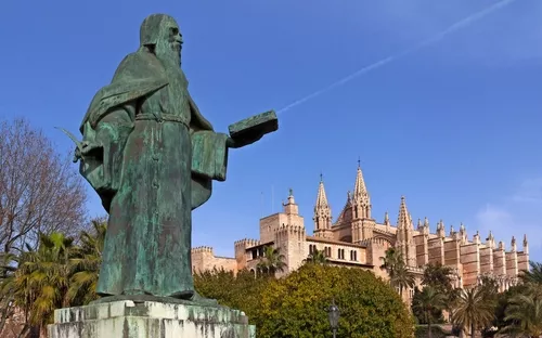 Statue eines Mannes vor der Kathedrale von Palma de Mallorca