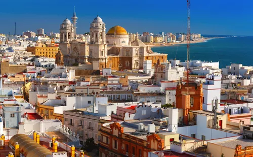 Stadtansicht von Cádiz mit der Kathedrale und dem Meer im Hintergrund.