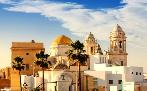 Ansicht der Kathedrale von Cádiz mit blauem Himmel im Hintergrund.