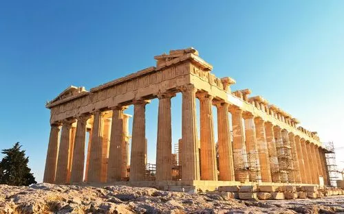 Ein antiker griechischer Tempel auf der Akropolis in Athen mit Säulen und teilweise eingerüstet.