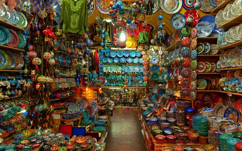 Buntes Geschäft mit Keramik und Töpferwaren in einem Souvenirladen.