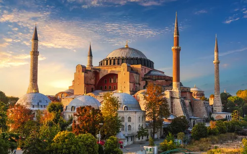 Hagia Sophia in Istanbul mit Minaretten bei Sonnenuntergang.