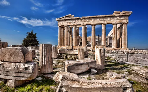Parthenon-Tempel auf der Akropolis in Athen, umgeben von antiken Ruinen und Monumenten.