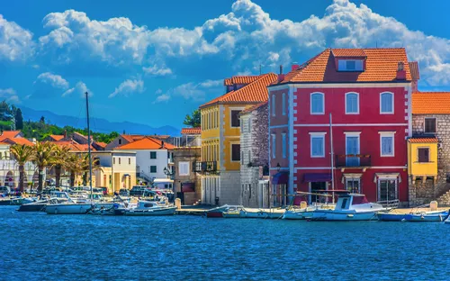 Blick auf bunte Häuser und Boote im Hafen von Starigrad auf der Insel Hvar, Dalmatien, Kroatien.