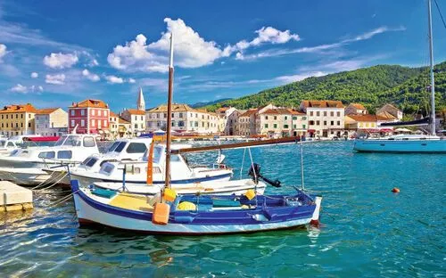 Kleine Boote in einem malerischen Hafen bei klarem Himmel.