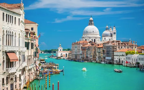 Kanal in Venedig mit Blick auf Santa Maria della Salute und historische Gebäude.