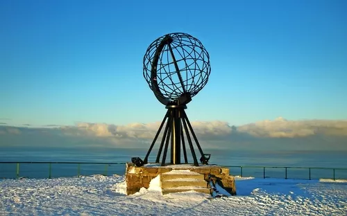 Monument am Nordkap mit Globus-Skulptur im Schnee.