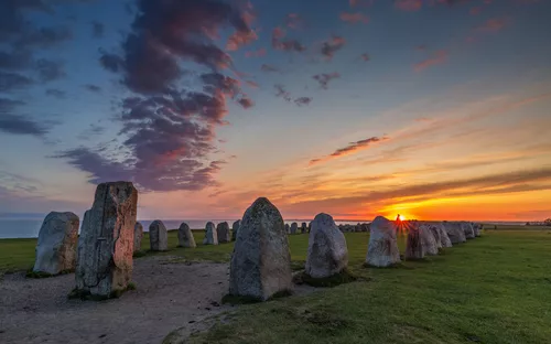 Ales Stenar in Ystad bei Sonnenuntergang mit Blick auf den Himmel und die Steinformationen.