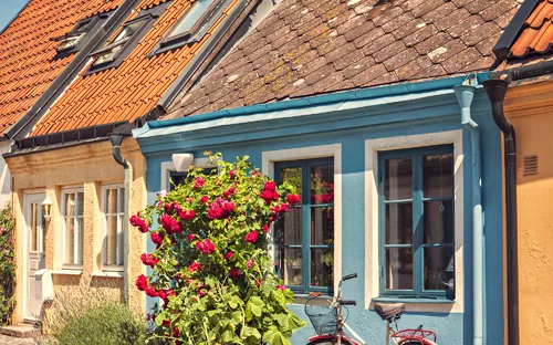 Fahrrad vor bunten, traditionellen Häusern in Ystad, Schonen, Schweden.