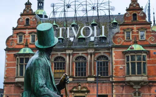 Bronzestatue vor dem historischen Gebäude des Tivoli in Kopenhagen.