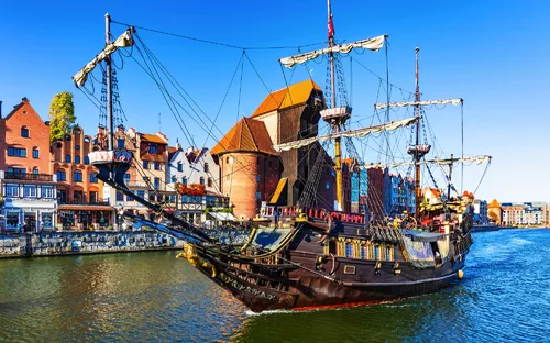 Historisches Schiff auf dem Fluss Mottlau in der Altstadt von Danzig, Polen.