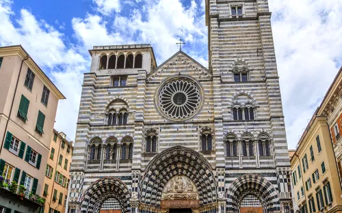 Historische Kathedrale mit gestreiften Fassaden und prächtigem Eingangsbereich.