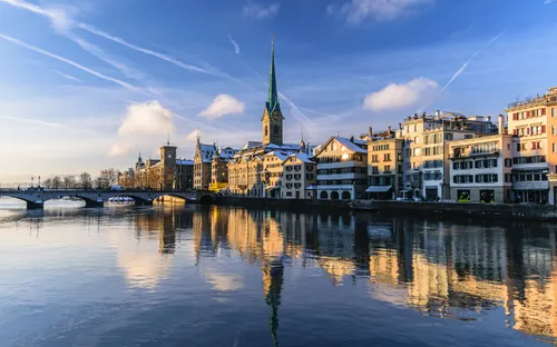 Zürich im Winter mit Blick auf die Limmat und historische Gebäude am Flussufer.
