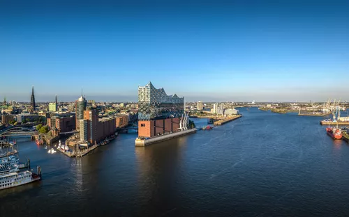 Panoramaansicht der Elbphilharmonie und der Hamburger HafenCity bei Sonnenuntergang.