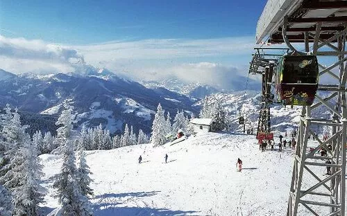 Skilift und Schneelandschaft mit Bergen im Hintergrund
