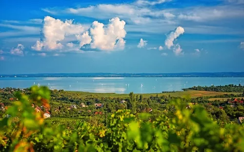 Landschaft mit Blick auf einen See, blauer Himmel und Wolken im Hintergrund
