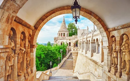 Architektur mit Skulpturen und Blick auf Fischereibastei in Budapest.