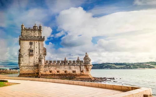 Torre de Belém an der Atlantikküste in Lissabon, Portugal.