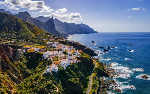 Landschaft mit dem Küstendorf Almáciga auf Teneriffa, umgeben von Bergen und dem Meer.