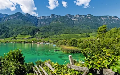 Blick auf den Kalterer See mit Berglandschaft im Hintergrund.