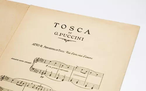 Notenblatt der Oper Tosca von G. Puccini, geöffnet bei einem Musikstück.