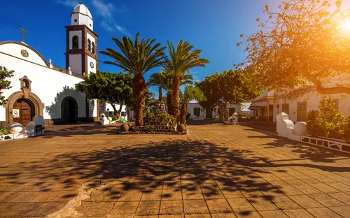 Zentraler alter Platz mit der Kirche San Gines in Arrecife auf der Insel Lanzarote.