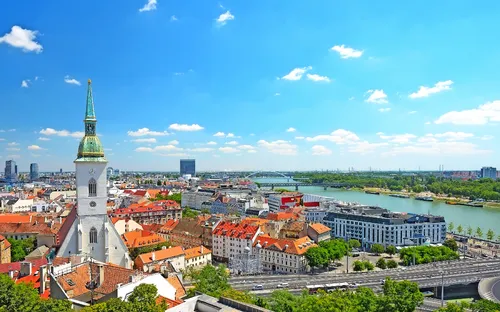Panoramaansicht von Bratislava, Slowakei, mit Burg und Donau bei Sonnenschein.
