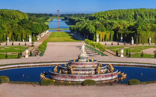 Blick auf eine Barockgartenanlage mit Brunnen und Skulpturen.