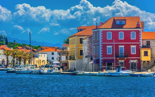 Blick auf bunte Häuser und Boote im Hafen von Starigrad auf der Insel Hvar, Dalmatien, Kroatien.
