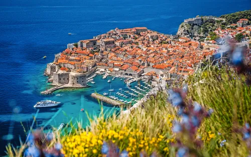 Stadtansicht von Dubrovnik mit Meer und Boot aus der Vogelperspektive.