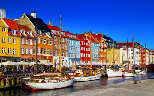 Bunte Häuserreihe am Hafen Nyhavn in Kopenhagen, Dänemark.