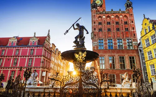 Brunnen im alten Zentrum der Stadt Danzig, Polen, umgeben von historischen Gebäuden.