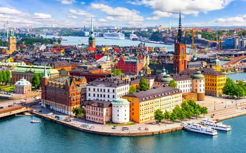 Luftaufnahme von Stockholm mit historischen Gebäuden und Wasser im Vordergrund.
