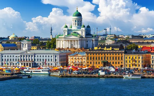 Historische Gebäude am Marktplatz von Helsinki mit der Kathedrale im Hintergrund.
