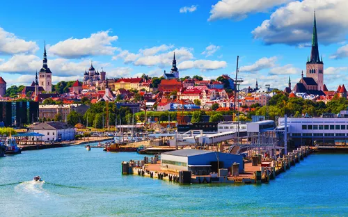 Hafen von Tallinn mit Altstadt und Kirchtürmen im Hintergrund.