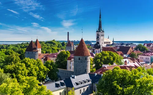 Blick auf die Altstadt von Tallinn mit mittelalterlichen Türmen und Kirche.
