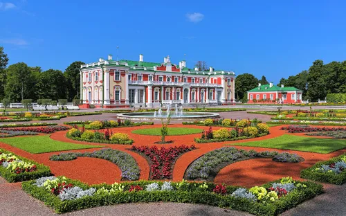 Schloss Kadriorg und Blumengarten mit Springbrunnen in Tallinn, Estland.