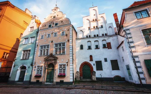 Historische Häuserfassaden bei Sonnenuntergang.